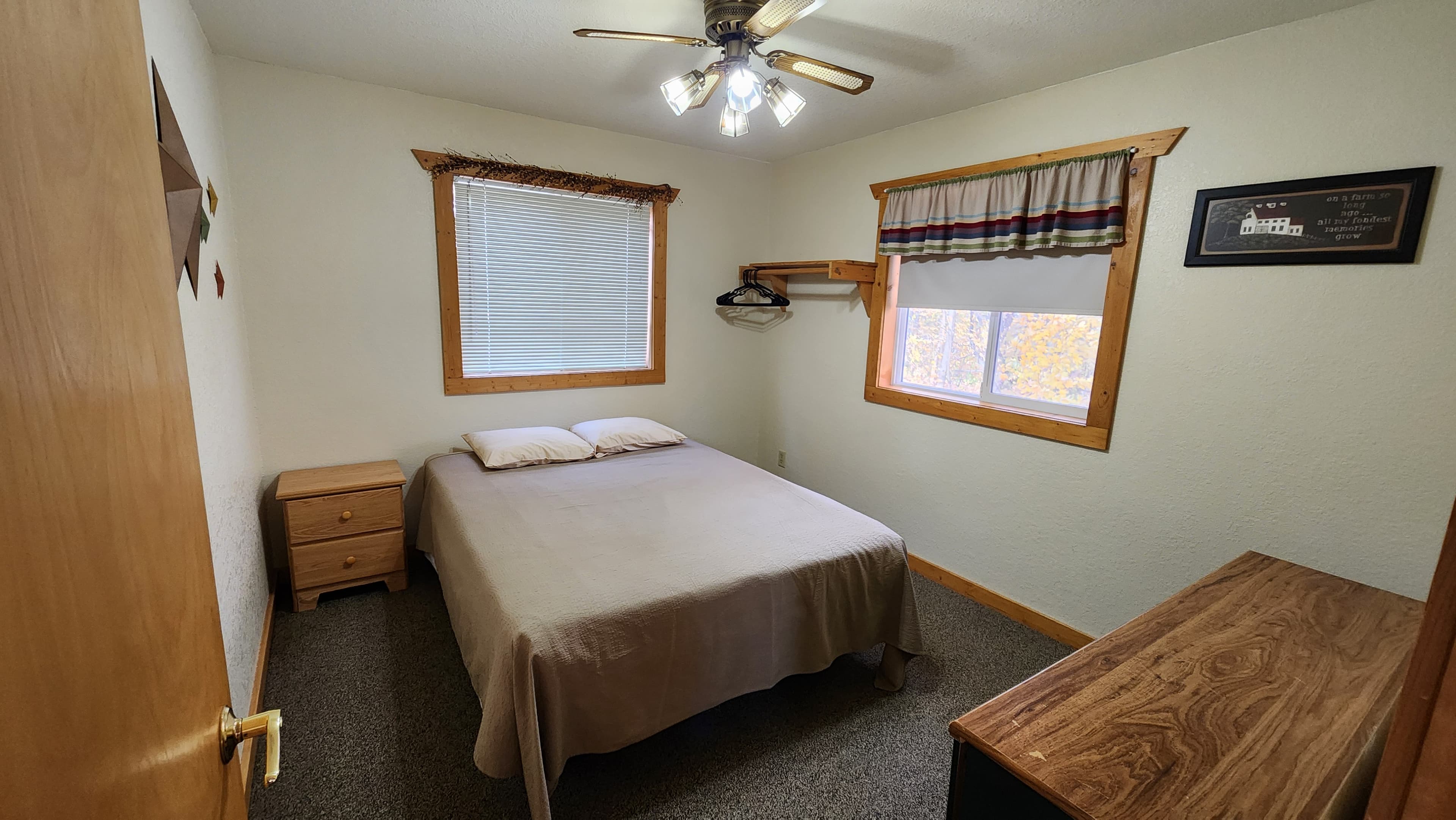 Additional 2nd floor bedroom with queen sized bed.